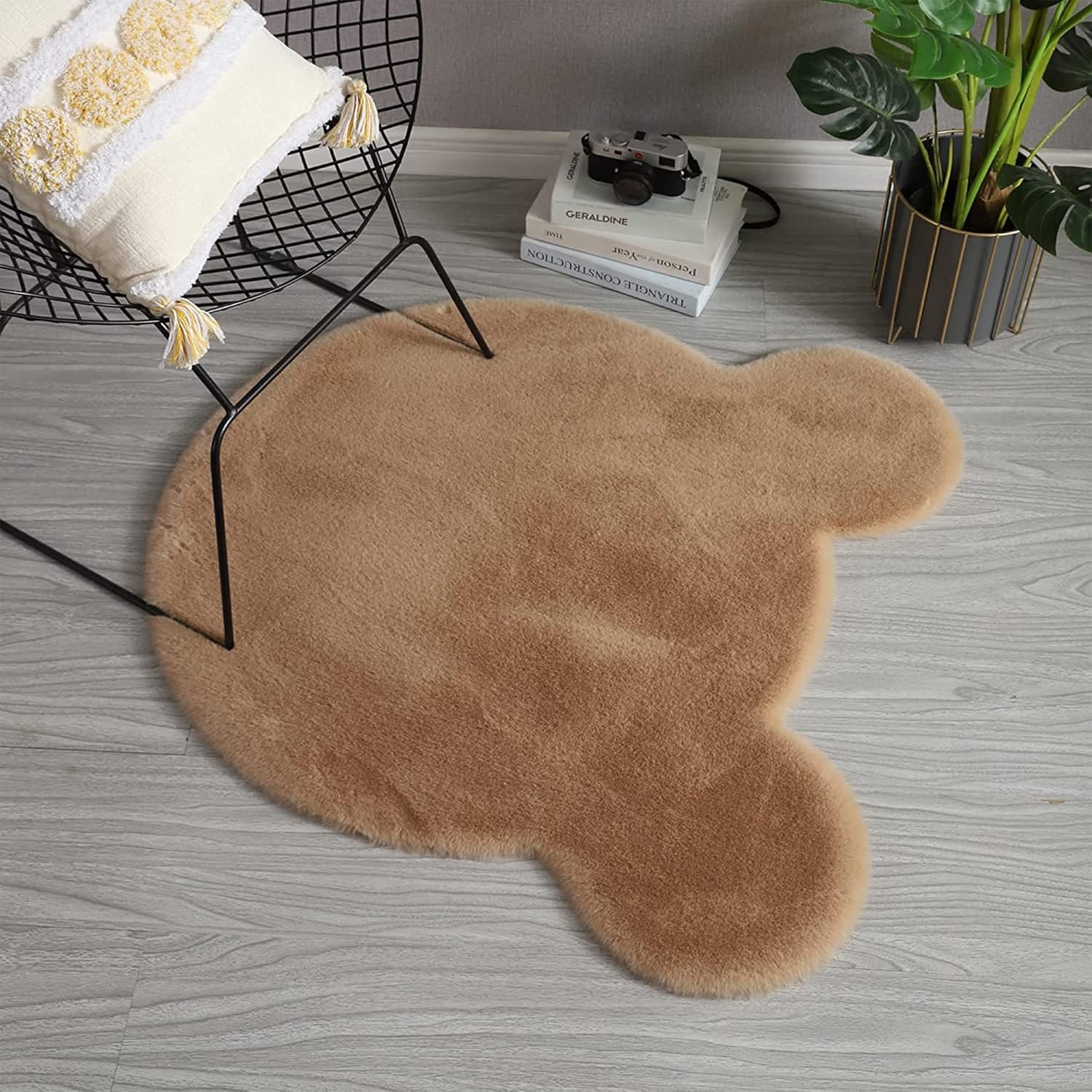 Cute Bear Rugs for Bedroom Aesthetic 2 x 2 Feet Soft Fluffy Kids Area Rug for Playroom Fuzzy Faux Rabbit Fur Rug for Nursery Bear Carpet for Toddler Teen Girls Room Home Decor